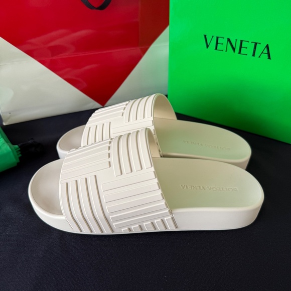 BOTTEGA VENETA 690105 Men's Pool Slide Sandals Sea Salt White Rubber, 39 (US 7) - Picture 5 of 6